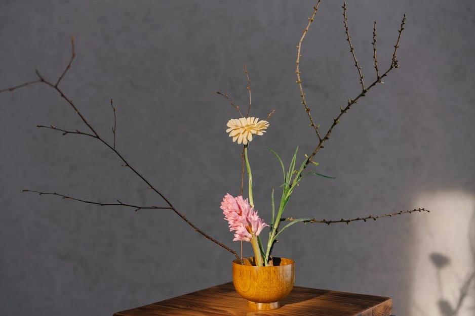 Zufriedener Anleger prüft Aktienkurse auf seinem Laptop